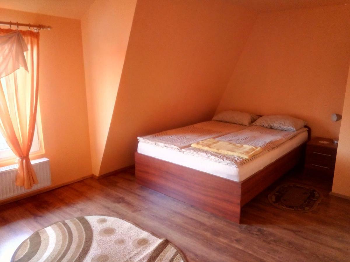 Timi Kulcsoshaz Hotel Lazarea Bagian luar foto